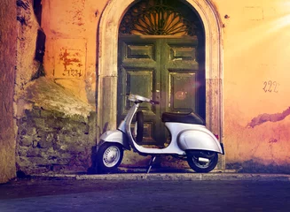 Selbstklebende Fototapeten Motorroller Roller nachts vor Haustür Italien – Italian Scooter in a front of a door © Petair