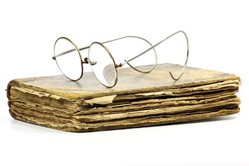 antikes Buch mit Nickelbrille isoliert auf weißem Hintergrund