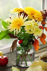 Obraz na płótnie Canvas Beautiful autumn bouquet with chrysanthemums flowers, on windowsill