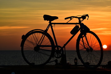 Fototapeta na wymiar vélo face à la mer