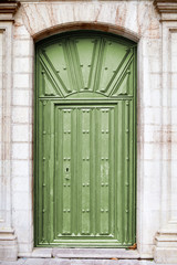 Puerta verde con remaches en forma de estrella