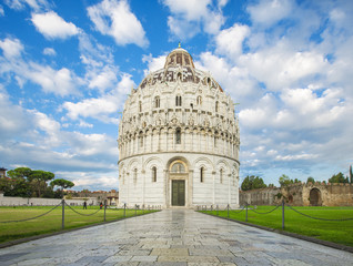 Obraz premium sky clouds above the dome of baptistery in Italy