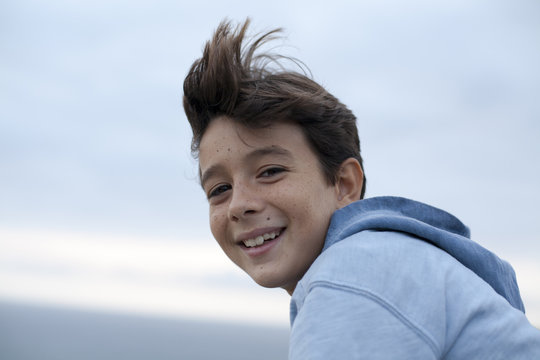 Ni&ntilde;o con el pelo al viento