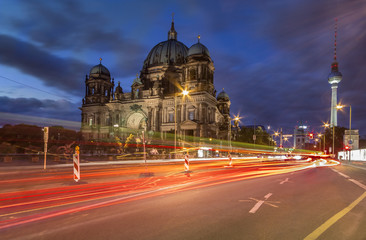 Obraz premium Light trails in front of Berlin Cathedral at dusk, Germany