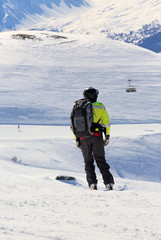 Skifahrer mit großem Rucksack