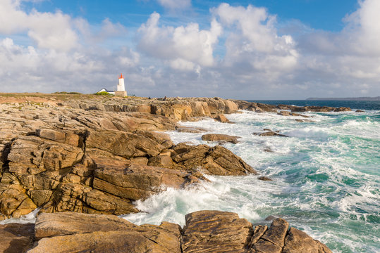 Fototapeta Côte et Phare de Kerroc'h par une journée ensoleillée (GR34) - Ploemeur en Bretagne