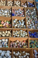 Assortiment de boutons en porcelaine en vente sur une brocante