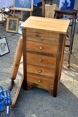 Vieux meuble retapé vendu sur une brocante
