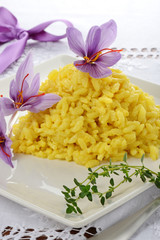 risotto con zafferano decorato con fiori di crocus sativus