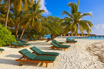 Obraz na płótnie Canvas Sunbed on Maldives beach