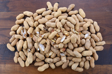 Raw peanuts