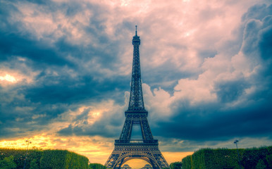 Fototapeta premium Eiffel tower and clouds