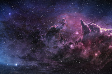 Fioletowa mgławica i kosmiczny pył w polu gwiazd