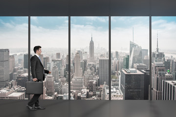 Mann steht vor Fenster / Aussicht NEW YORK