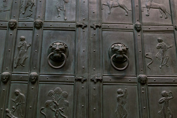 Fototapeta premium Lion head knocker on old metal gate