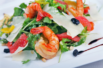 Big shrimp and green salad