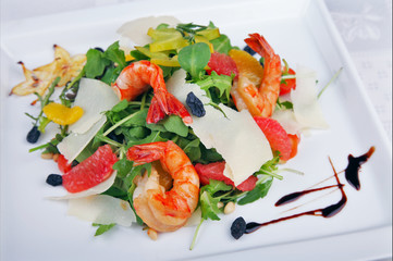 Big shrimp and green salad