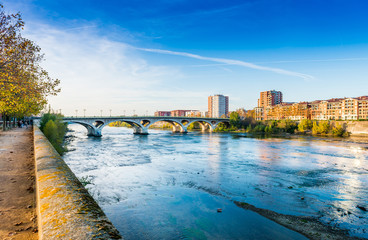 Obraz premium La Garonne et le pont des Catalans à Toulouse