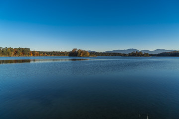 Fototapeta premium Herbstzeit am großen Ostersee im bayerischen Alpenvorland