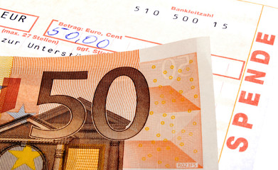 Spendenüberweisung mit 50 Euro Geldschein