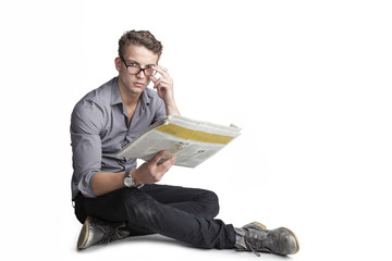 Junger Mann liest Tageszeitung 