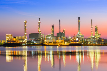 Obraz premium Rafineria ropy naftowej o wschodzie słońca
