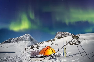 Papier Peint photo autocollant Arctique Zelt unter Nordlichtern in Lappland zur Winterzeit