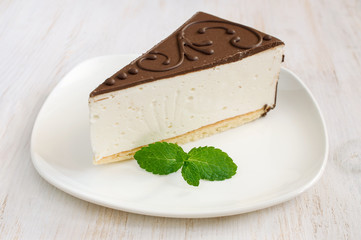 Cheesecake with chocolate and mint