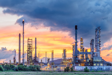 Obraz na płótnie Canvas Oil refinery at sunrise