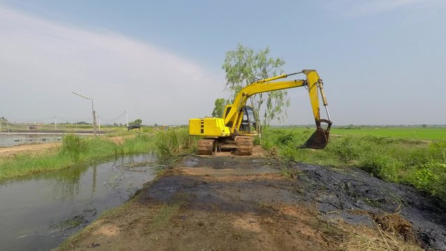 Excavator dredge up mud run,timelapse 4k