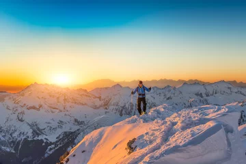 Selbstklebende Fototapete Bergsteigen Bergsteiger fast oben