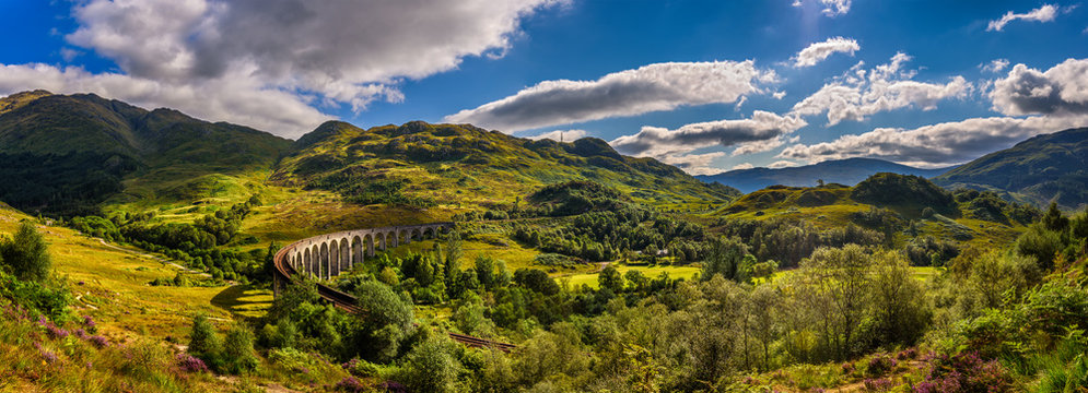 Fototapeta Panorama of Glenfinnan Railway Viaduct in Scotland and surroundi
