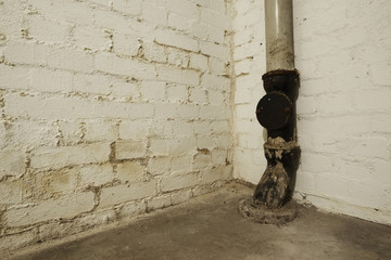 Abwasserleitung im Keller - Marode Wand