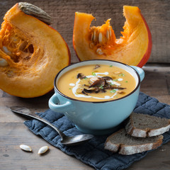 Kürbissuppe mit Waldpilzen und Kürbiskernöl