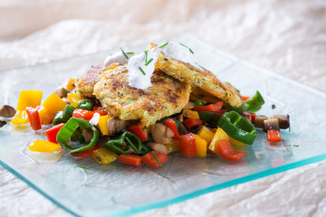 Gemüsepuffer mit buntem Grillgemüse