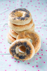 Bagels mit Mohn und Sesam