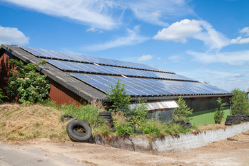 Solarzellen auf dem Dach einer Scheune