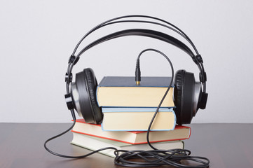 Hörbücher gestapelt mit Kopfhörer