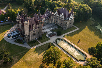 vue aérienne du château de Moszna