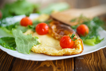Omelette with tomatoes and lettuce