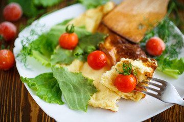 Omelette with tomatoes and lettuce