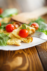 Omelette with tomatoes and lettuce