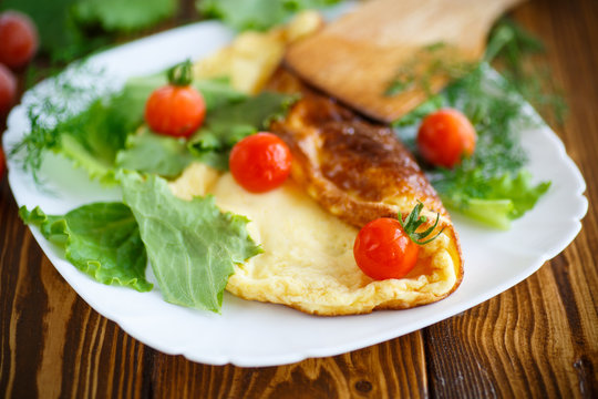 Omelette with tomatoes and lettuce