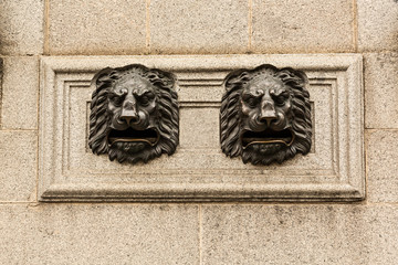 Buzón de correos con leones en bronce.