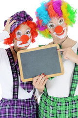 Clown hält Tafel mit Textfreiraum oder Copy Space