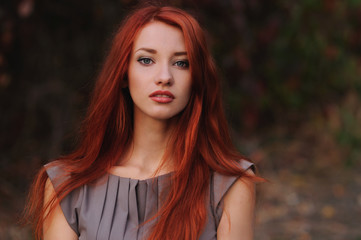 Fototapeta premium Outdoors portret piękna młoda kobieta z czerwonymi włosami