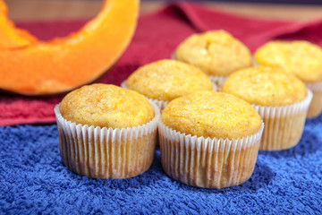 Six cupcakes on kitchen towels