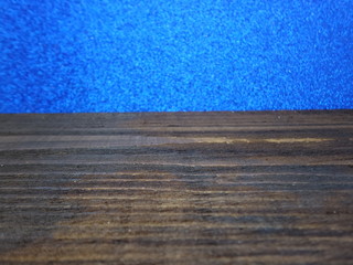 Obraz premium Wooden table with blue background
