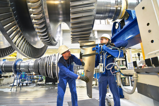 Techniker im Maschinenbau montieren eine Gasturbine  für die Energiewirtschaft // Technician in mechanical engineering assemble a gas turbine for the power industry