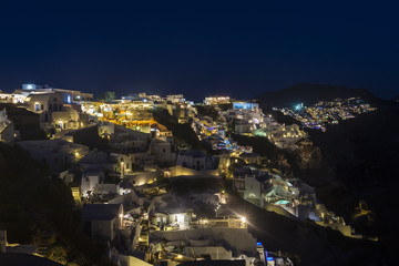 Obraz premium View of Oia traditional white houses and old castle of Oia, Sant